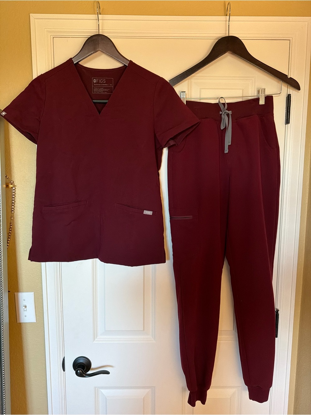 EUC Figs Zamora High-Rise Jogger Scrub Pant & Casma Scrub Top
Size - XS/XS Tall